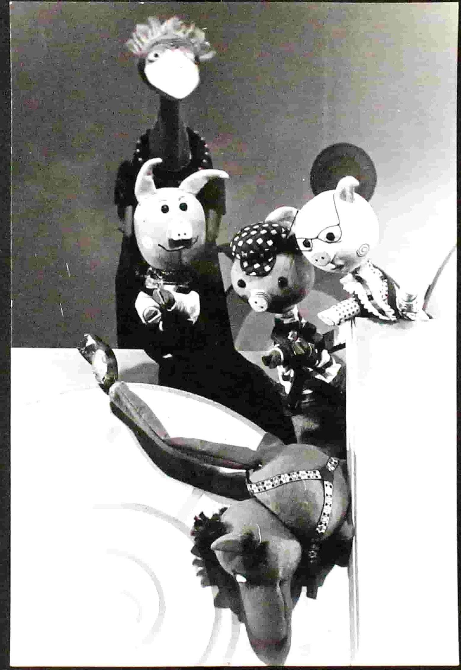 Фотография спектакля «Три поросёнка» Гродненского областного театра кукол. Март 1995 г. Ф.355.Оп.1.Д.147.Л.1.