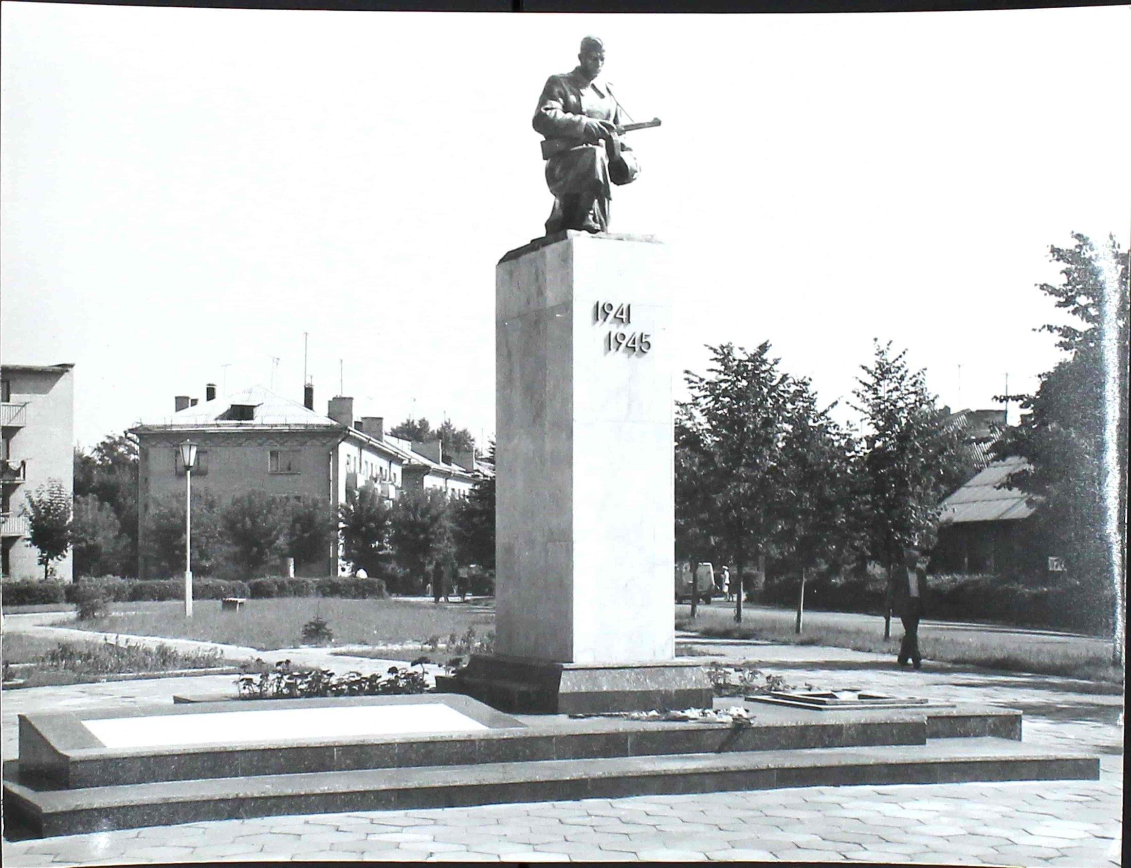 Фотография памятника Герою Советского Союза В.П. Жукову в г. Мосты. 1986 г. Ф. 224. Оп. 1. Д. 179. Л. 30.