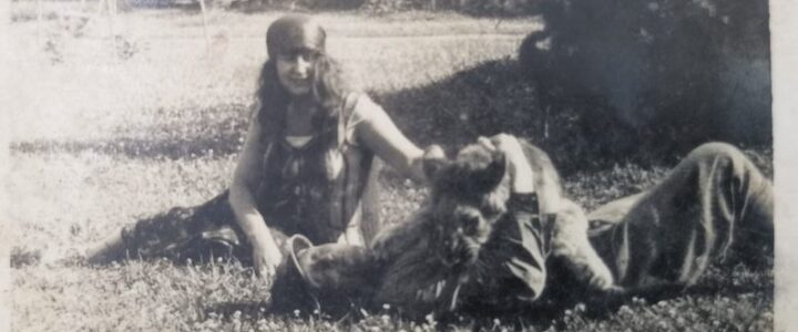 Старший надзиратель Гродненского зоопарка Жеромский и его жена с молодым львом, выращенным в их доме. г.Гродно. 1938 г.