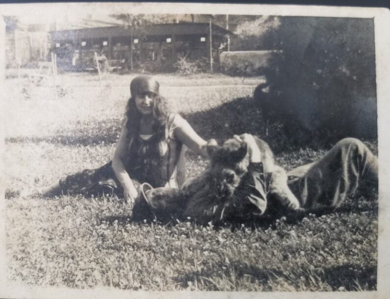 Старший надзиратель Гродненского зоопарка Жеромский и его жена с молодым львом, выращенным в их доме. г.Гродно. 1938 г.